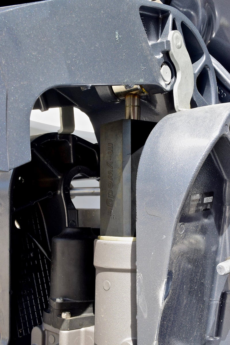M-Y Wedge Single Ram Universal Outboard Trailering Support Transom Saver - Image 3
